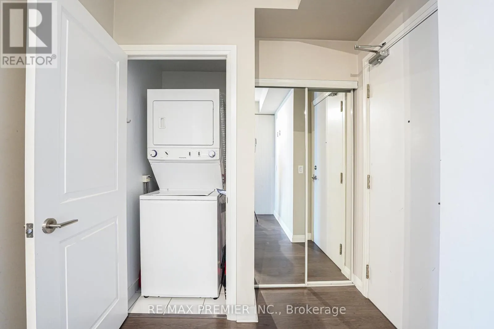 1401 - 55 ONEIDA CRESCENT