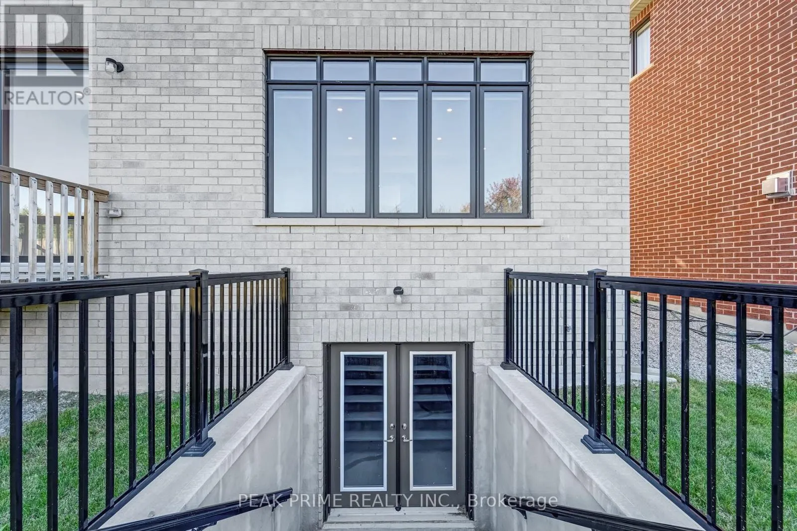 99 BLACK WALNUT COURT