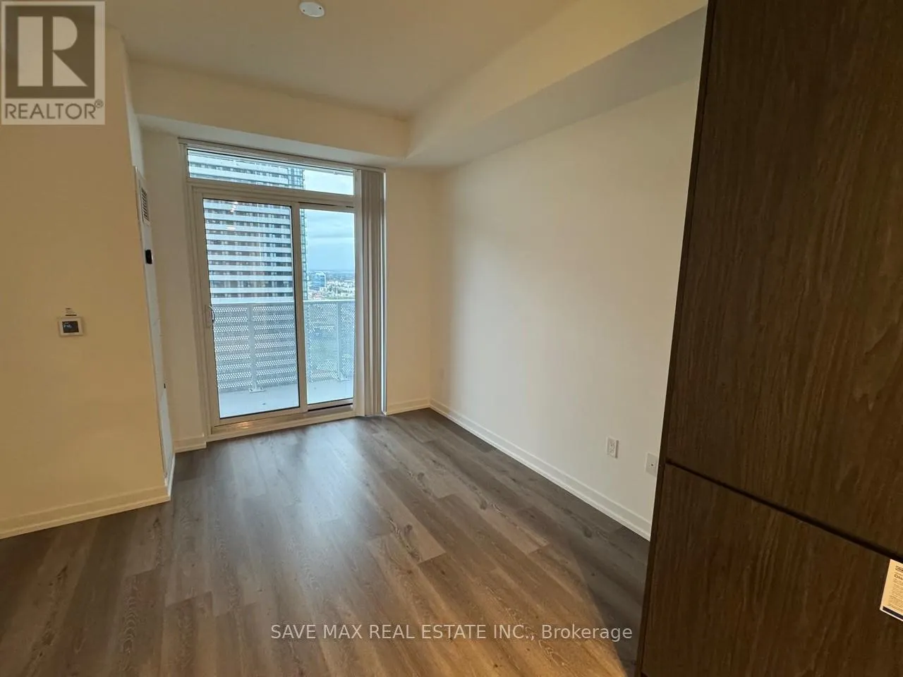 2215 - 28 INTERCHANGE WAY