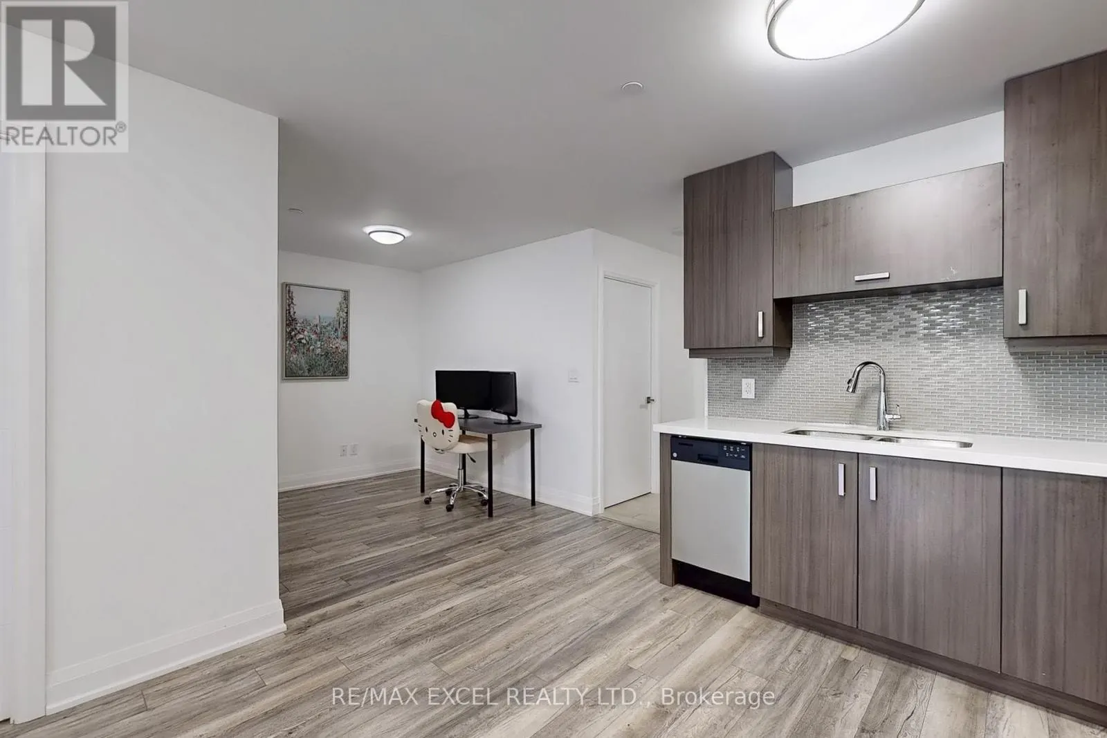 207 - 18 UPTOWN DRIVE
