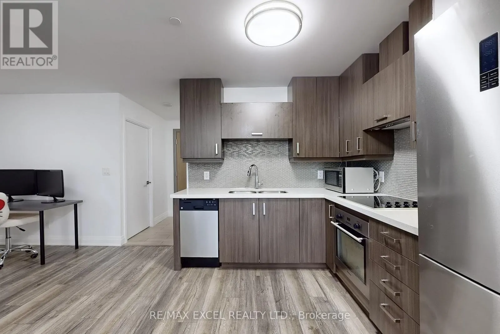 207 - 18 UPTOWN DRIVE