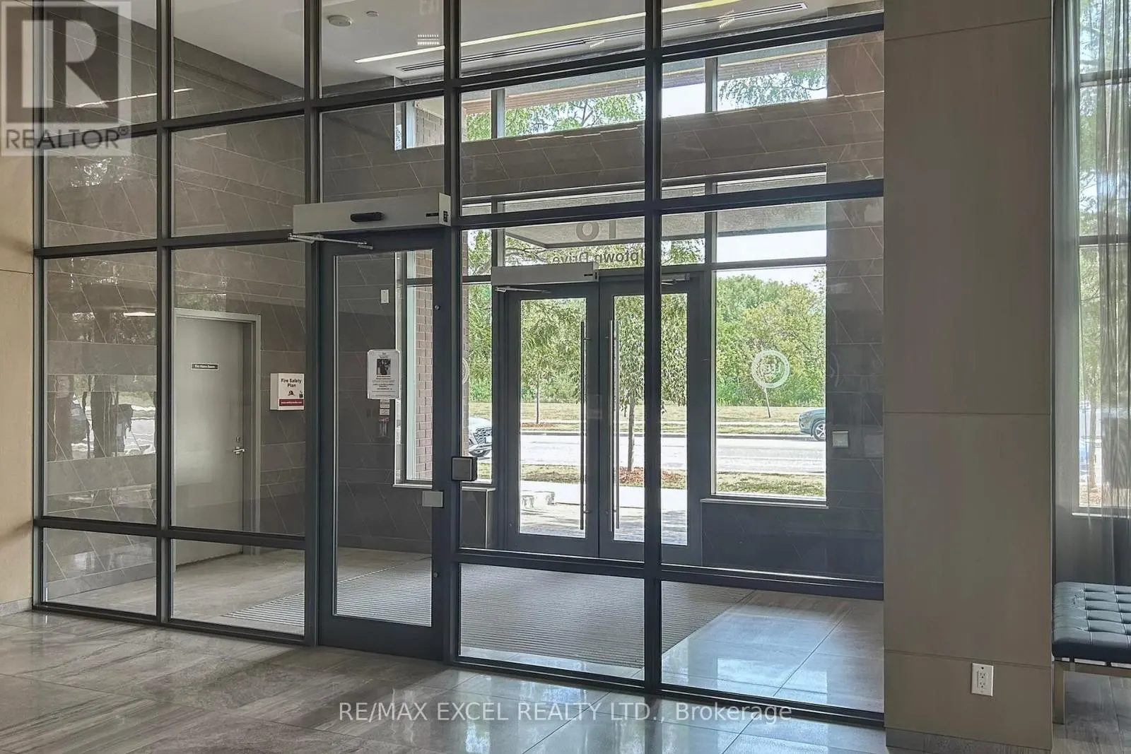 207 - 18 UPTOWN DRIVE