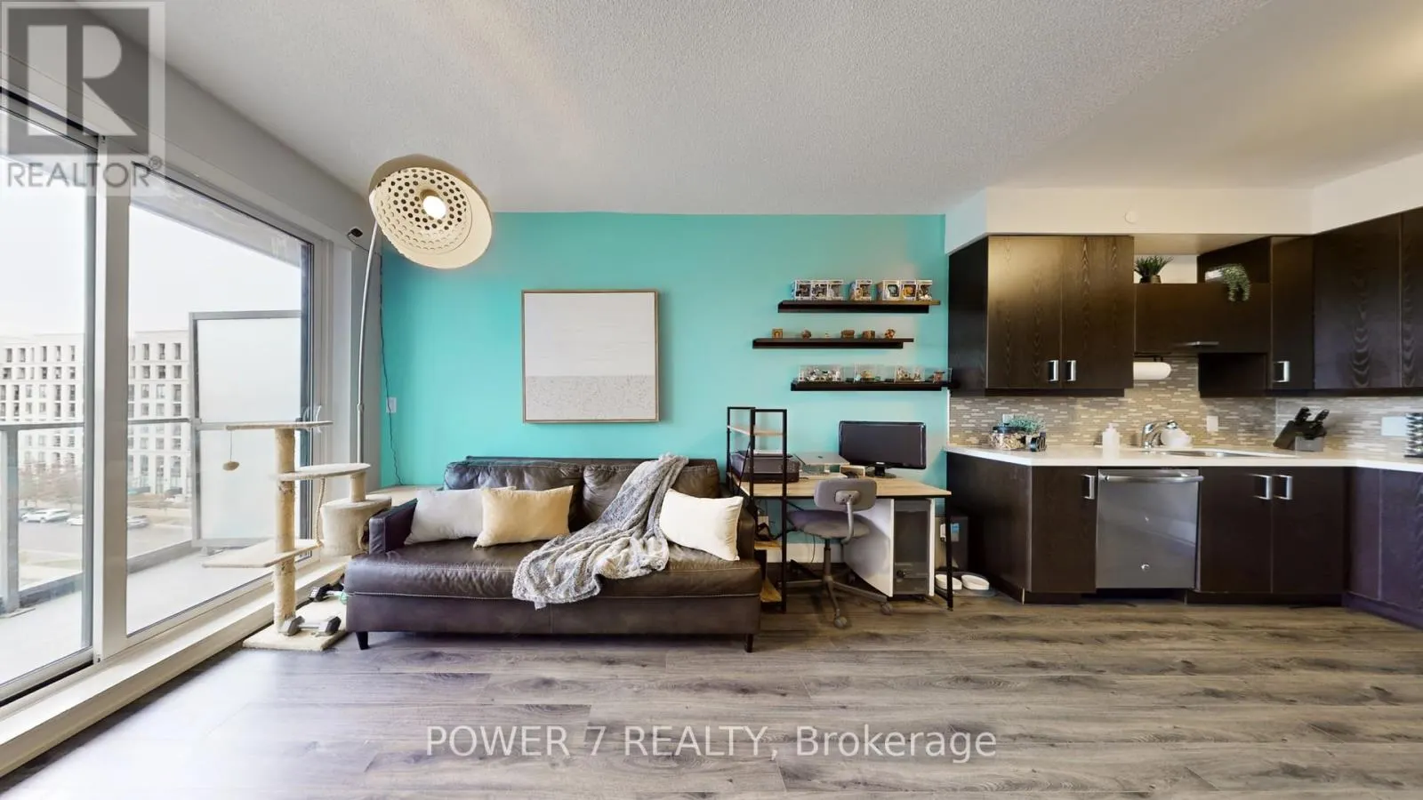 718 - 28 UPTOWN DRIVE