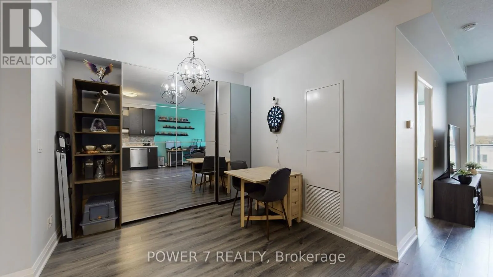 718 - 28 UPTOWN DRIVE