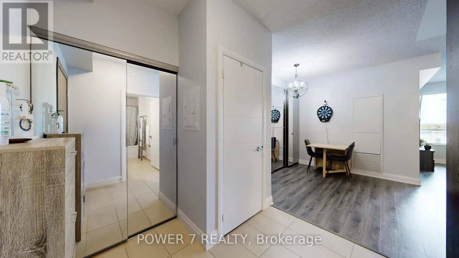 718 - 28 UPTOWN DRIVE