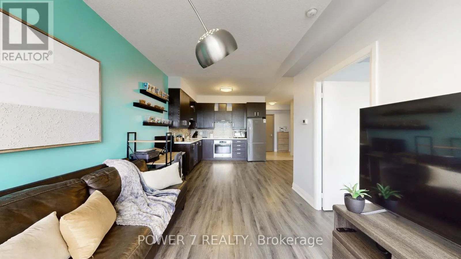 718 - 28 UPTOWN DRIVE