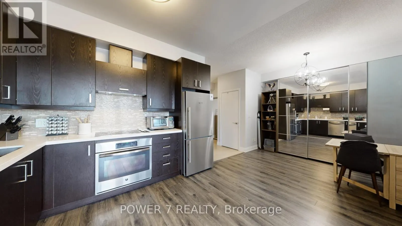 718 - 28 UPTOWN DRIVE