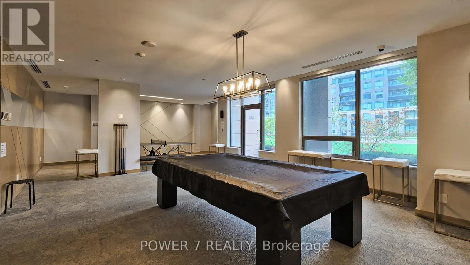 718 - 28 UPTOWN DRIVE