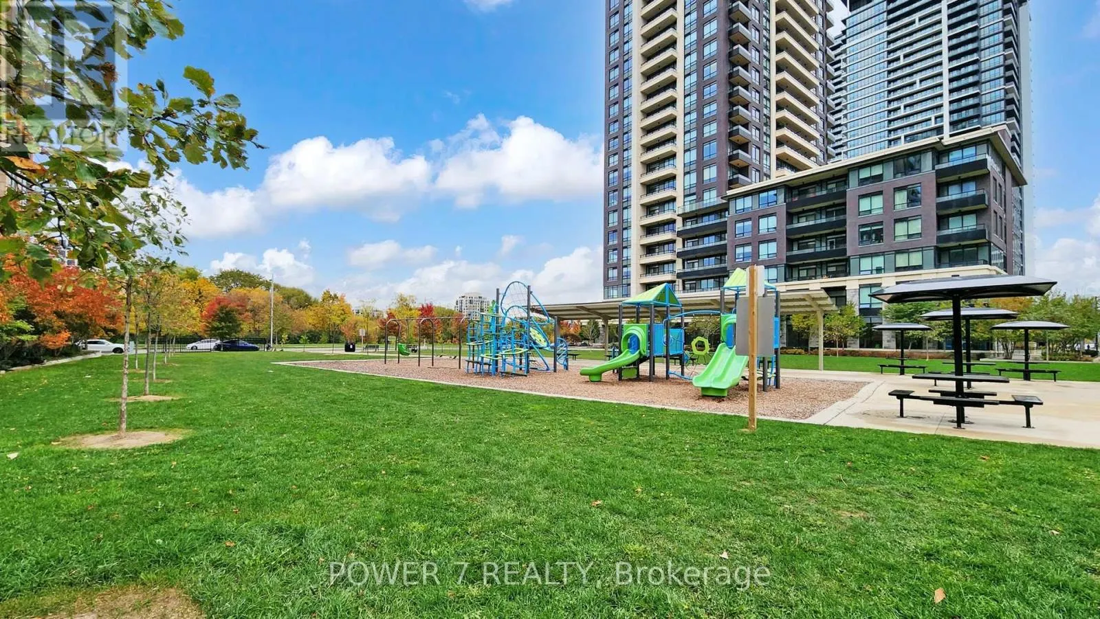 718 - 28 UPTOWN DRIVE