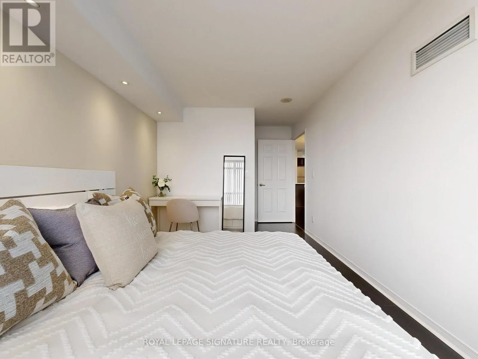 708 - 75 KING WILLIAMS CRESCENT