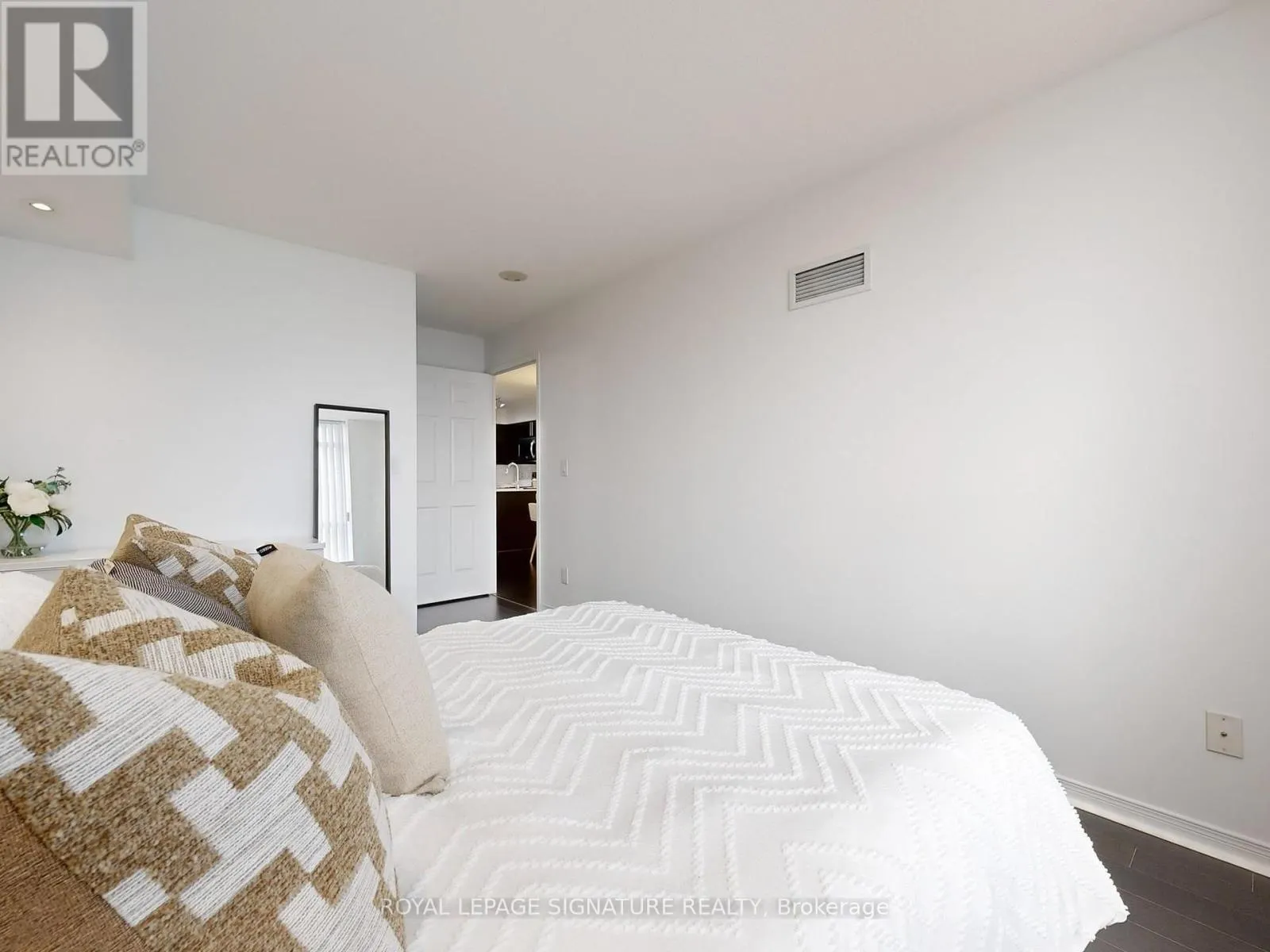 708 - 75 KING WILLIAMS CRESCENT