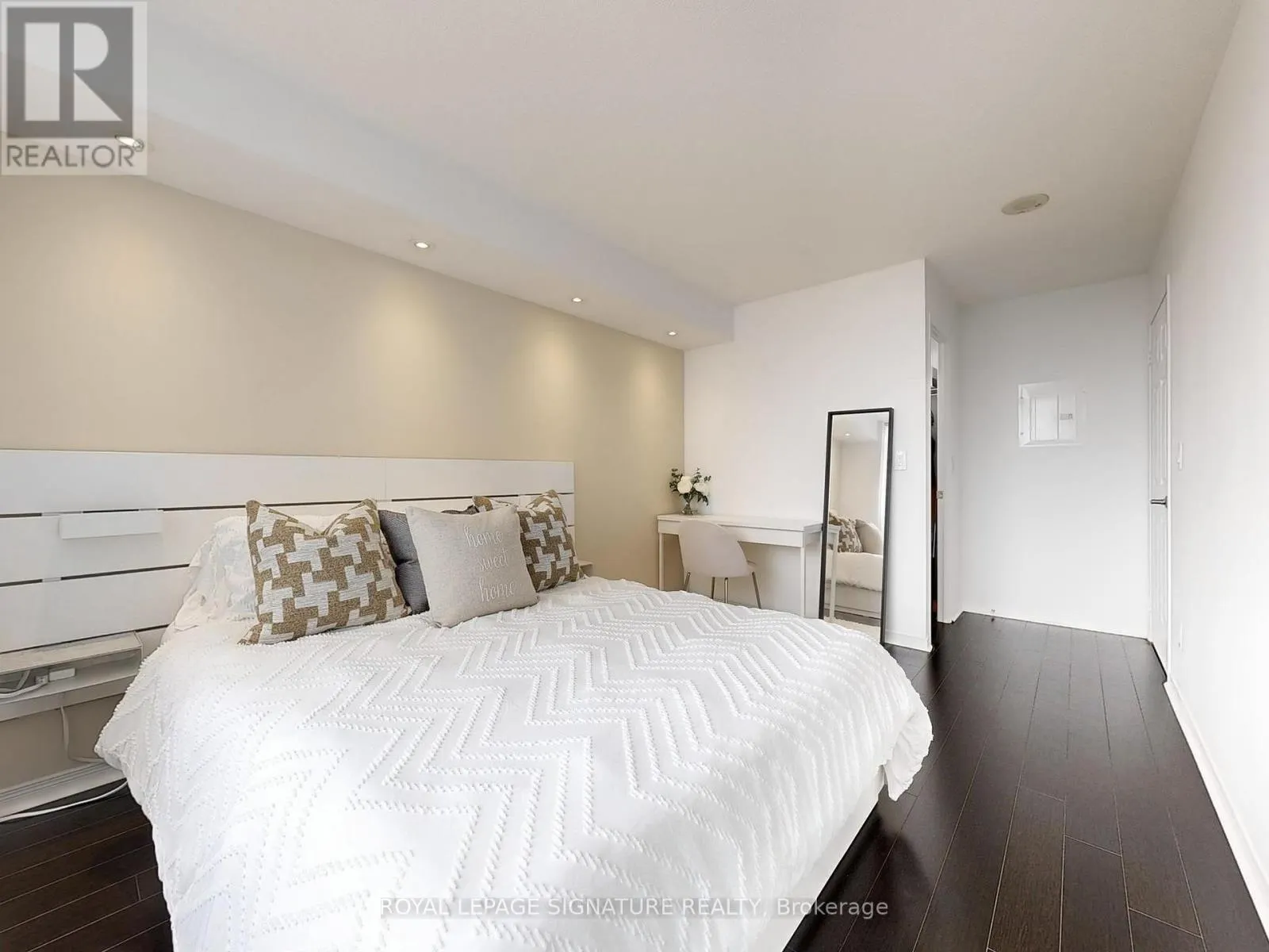 708 - 75 KING WILLIAMS CRESCENT