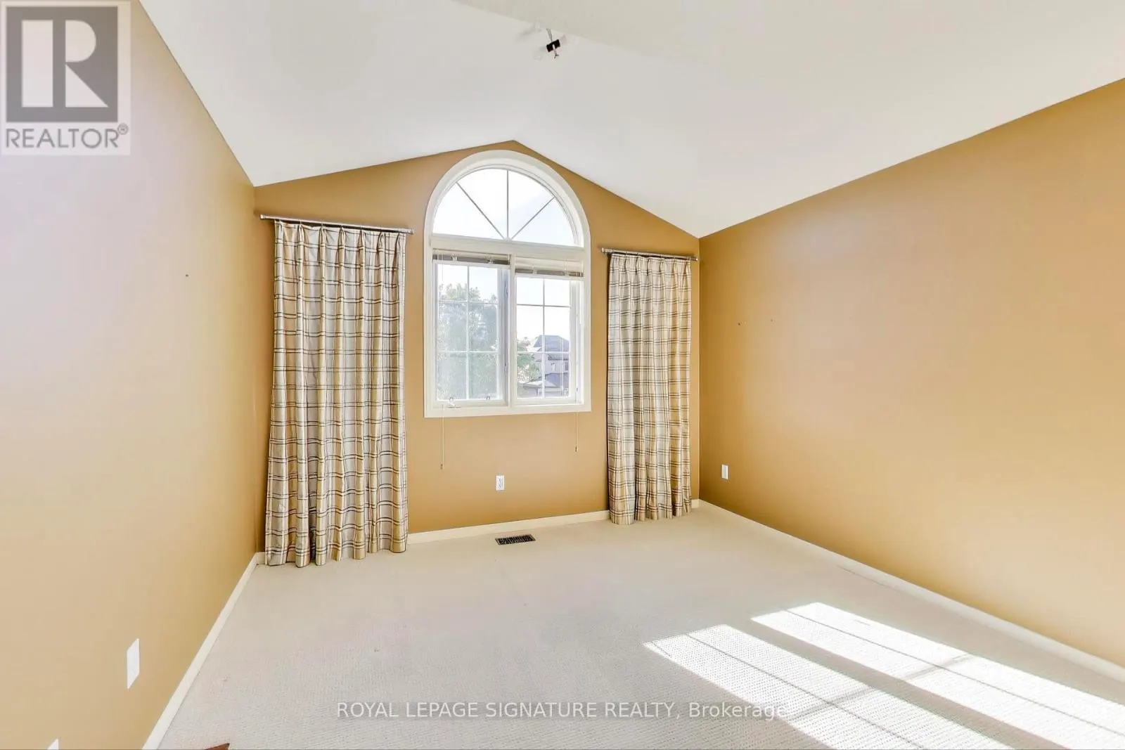 127 MOUNTCHARLES CRESCENT