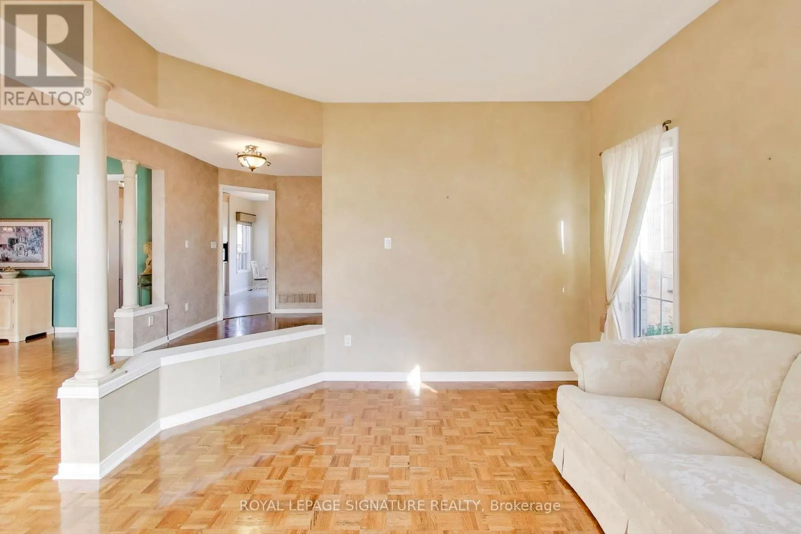 127 MOUNTCHARLES CRESCENT