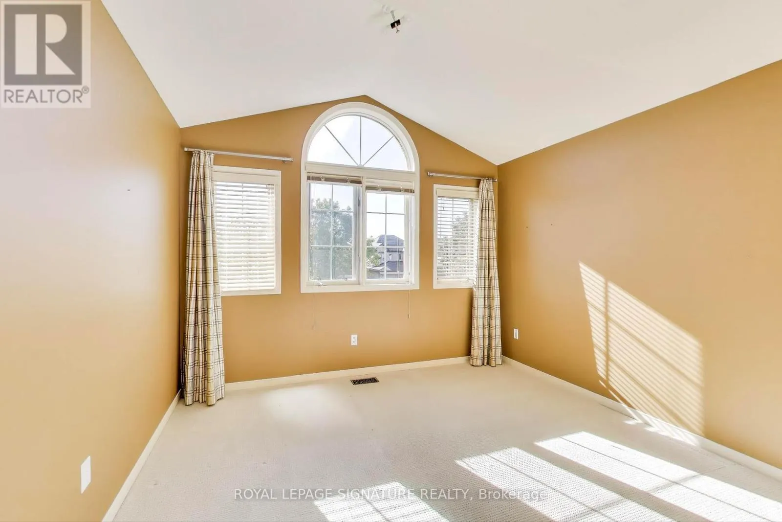 127 MOUNTCHARLES CRESCENT
