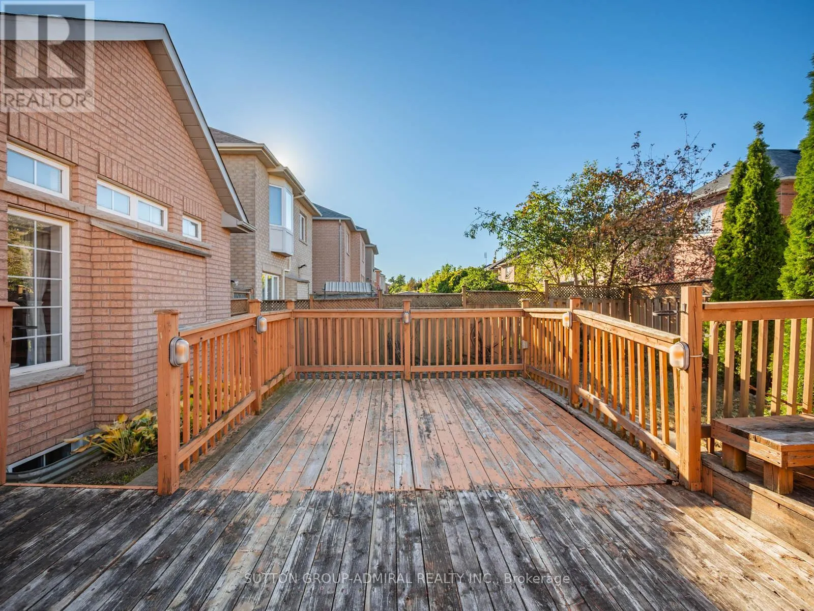 54 GOLDEN OAK AVENUE