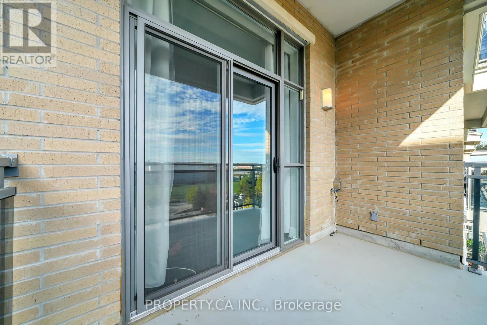 518 - 111 CIVIC SQUARE GATE