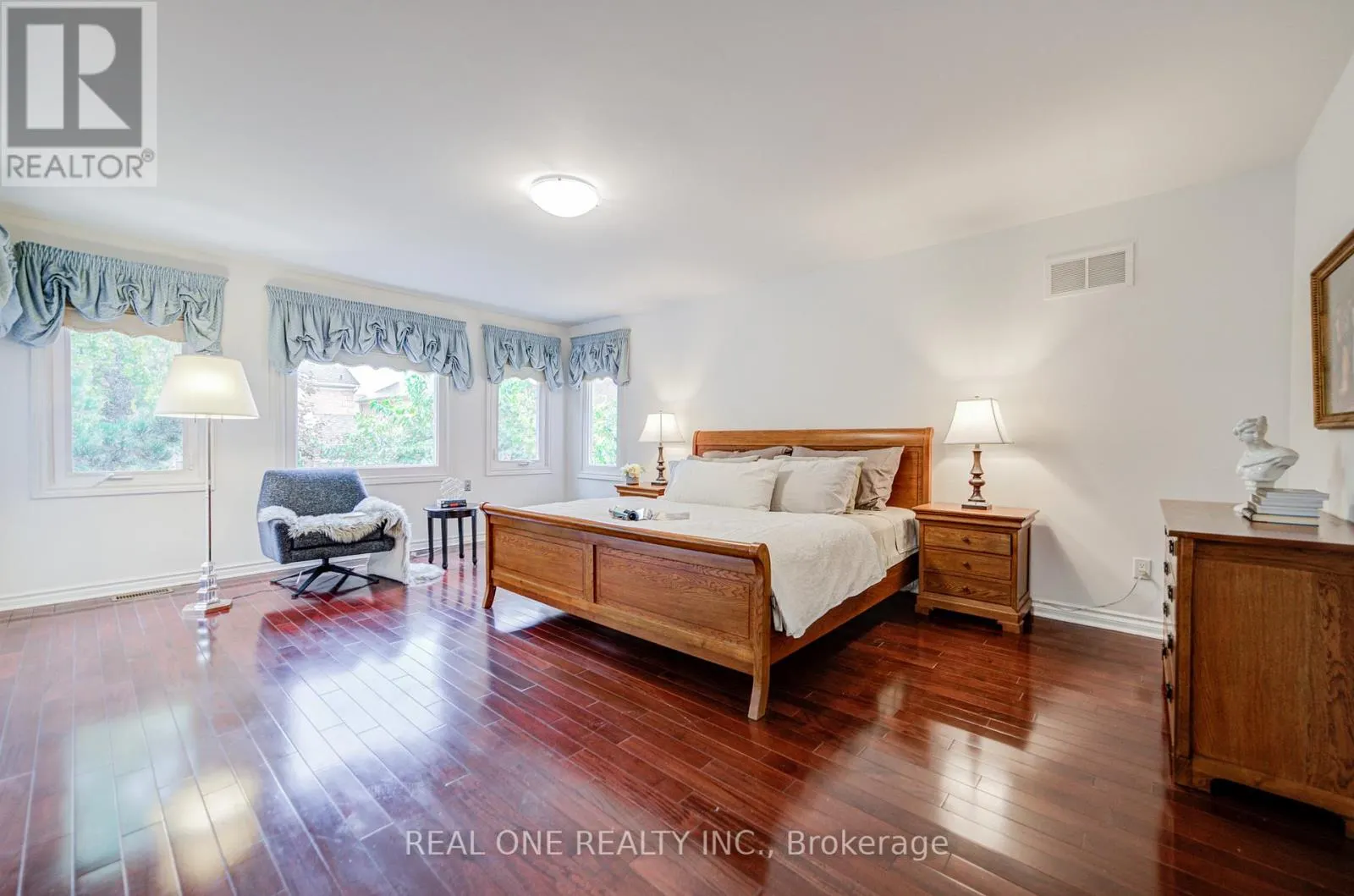 75 WILLETT CRESCENT