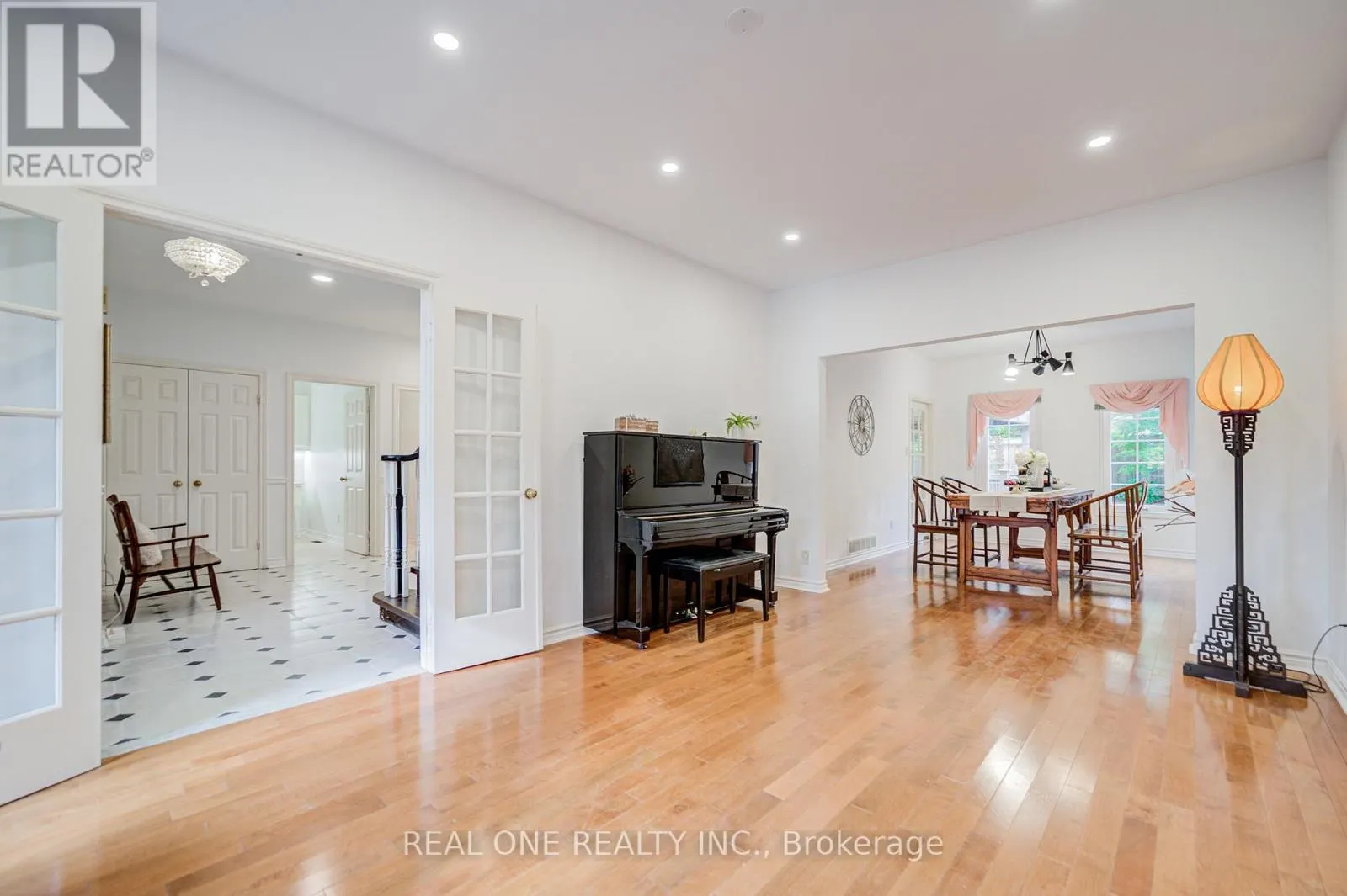 75 WILLETT CRESCENT