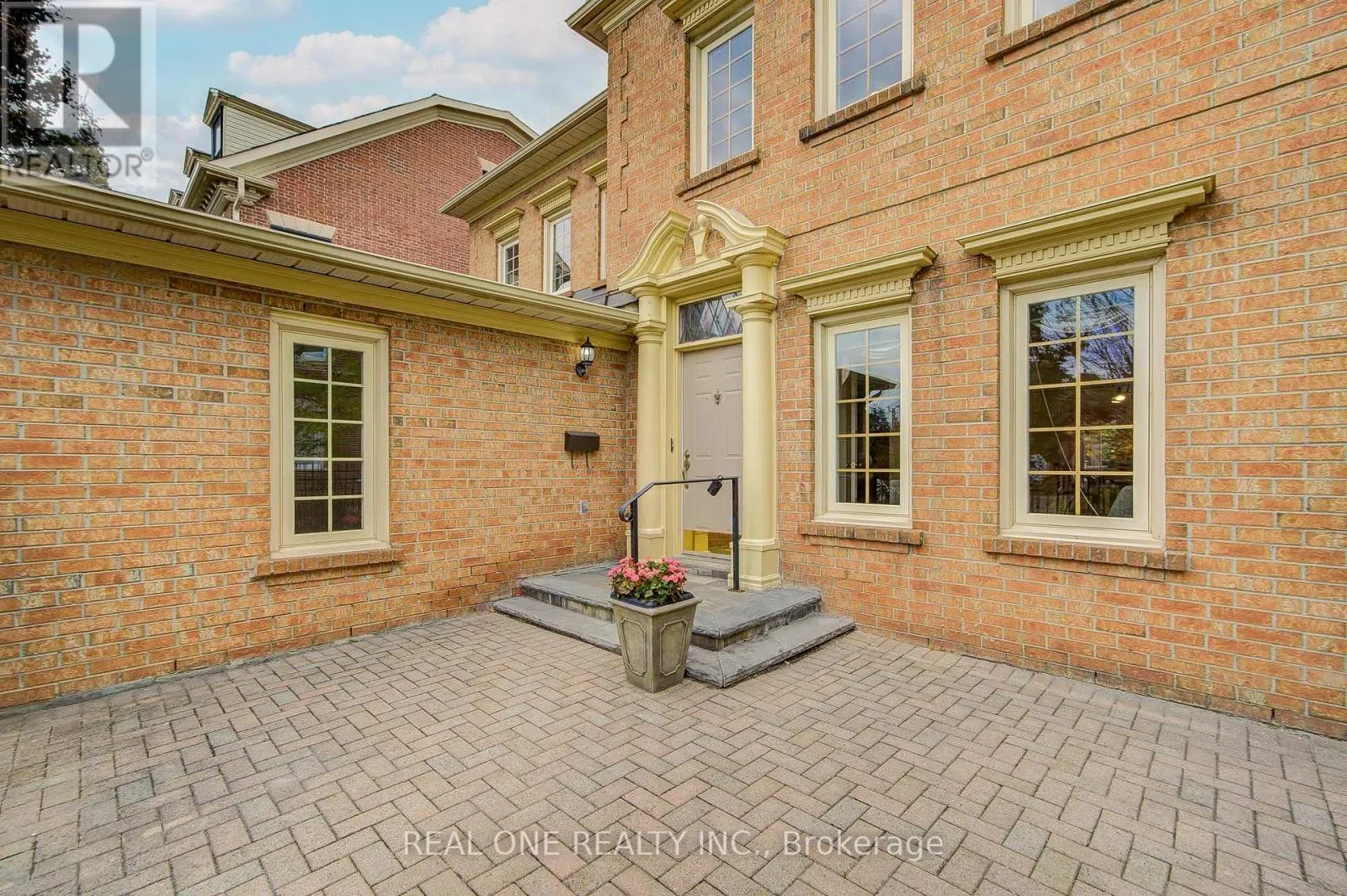 75 WILLETT CRESCENT
