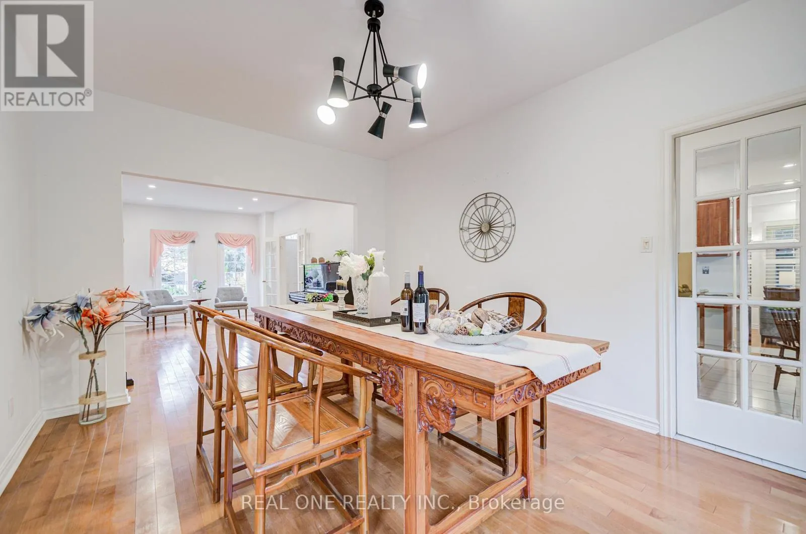 75 WILLETT CRESCENT