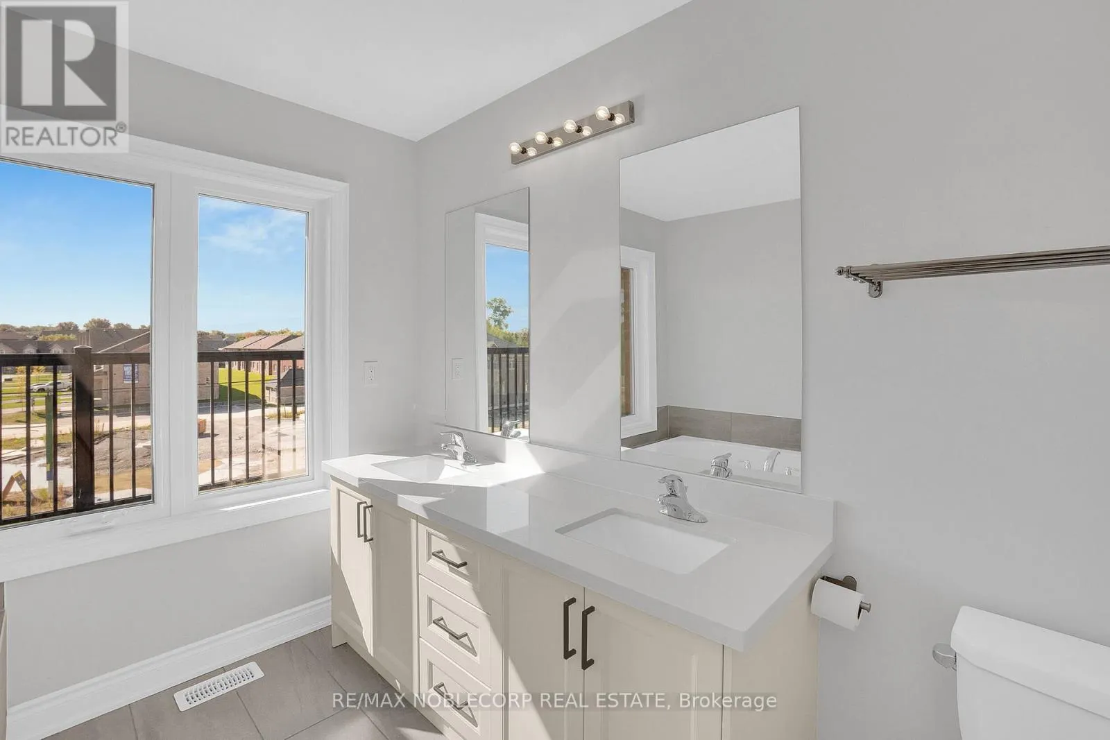 34 ALAN WILLIAMS TRAIL