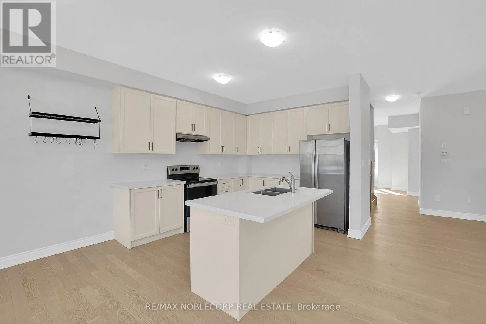 34 ALAN WILLIAMS TRAIL