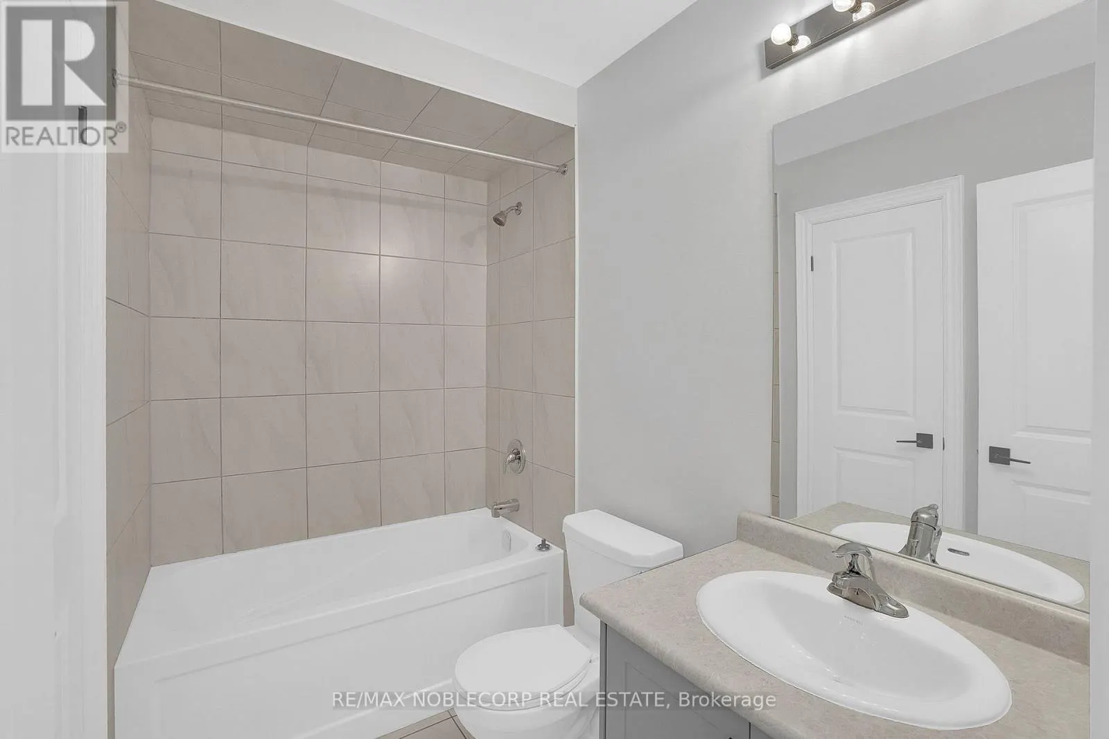 34 ALAN WILLIAMS TRAIL