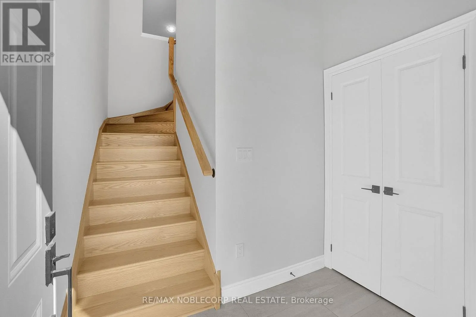 34 ALAN WILLIAMS TRAIL