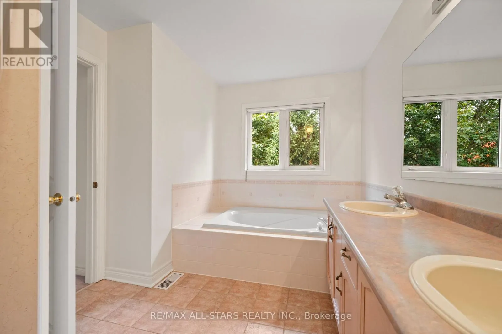 9 WOOD THRUSH AVENUE