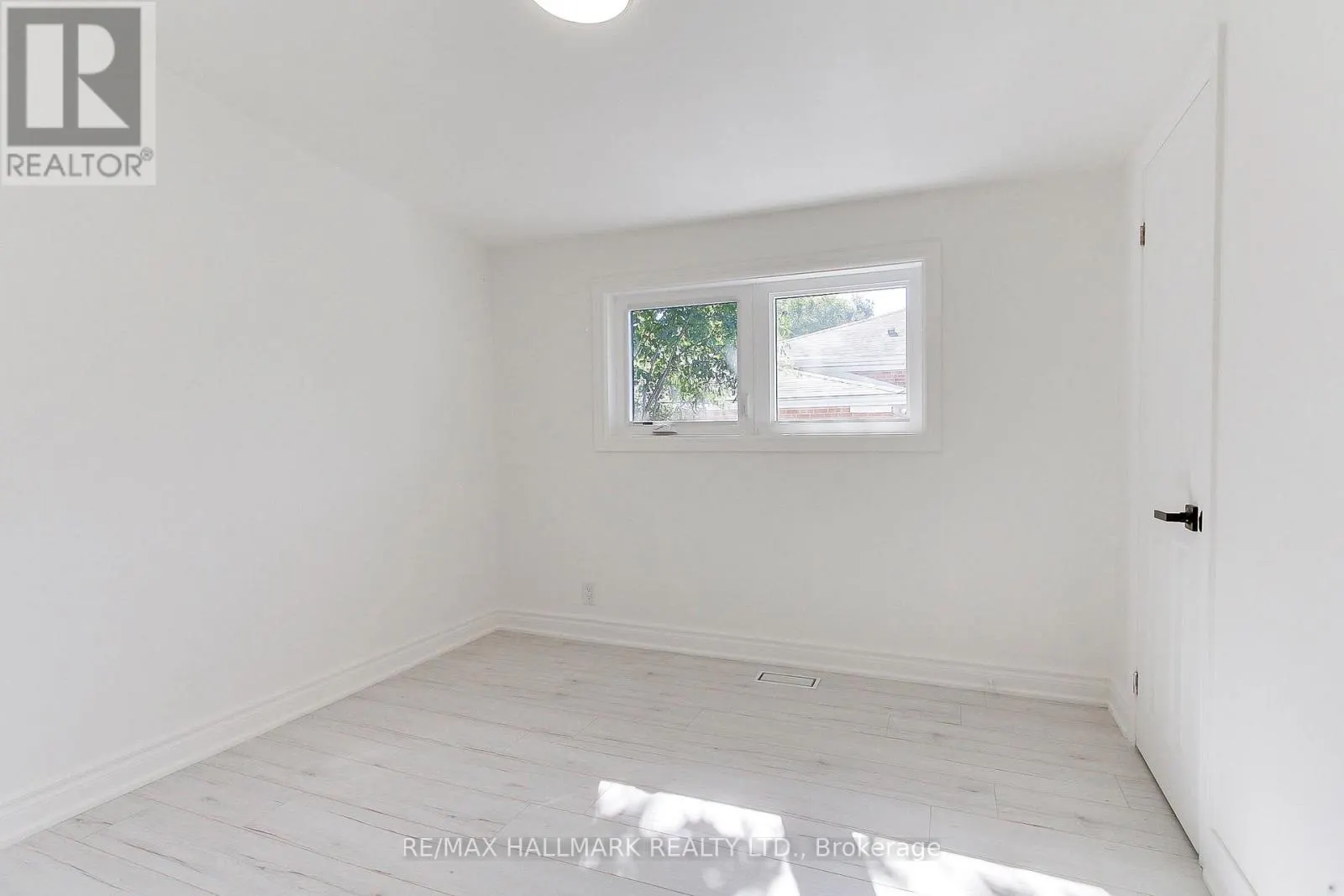 25 KNOWLES CRESCENT