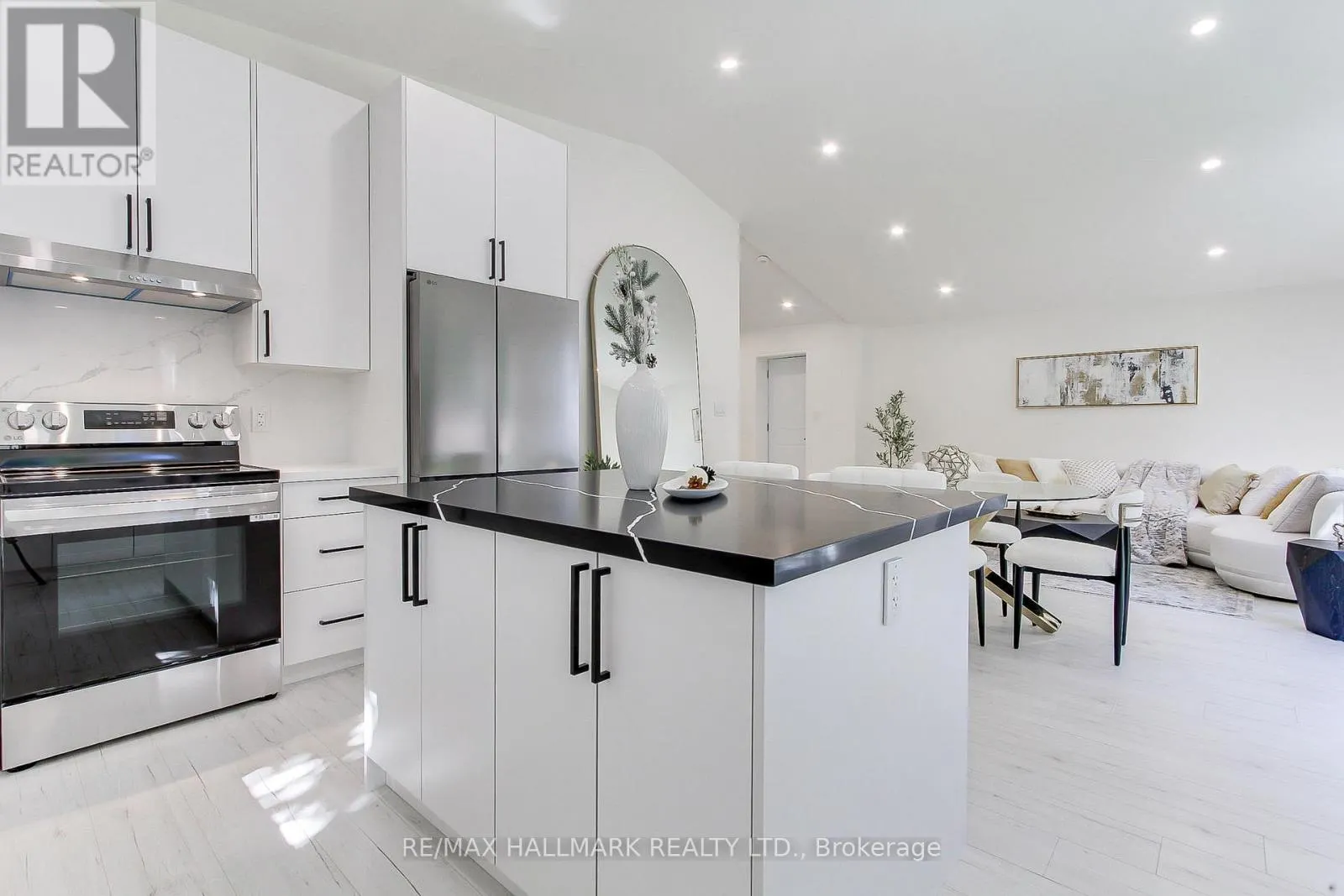 25 KNOWLES CRESCENT