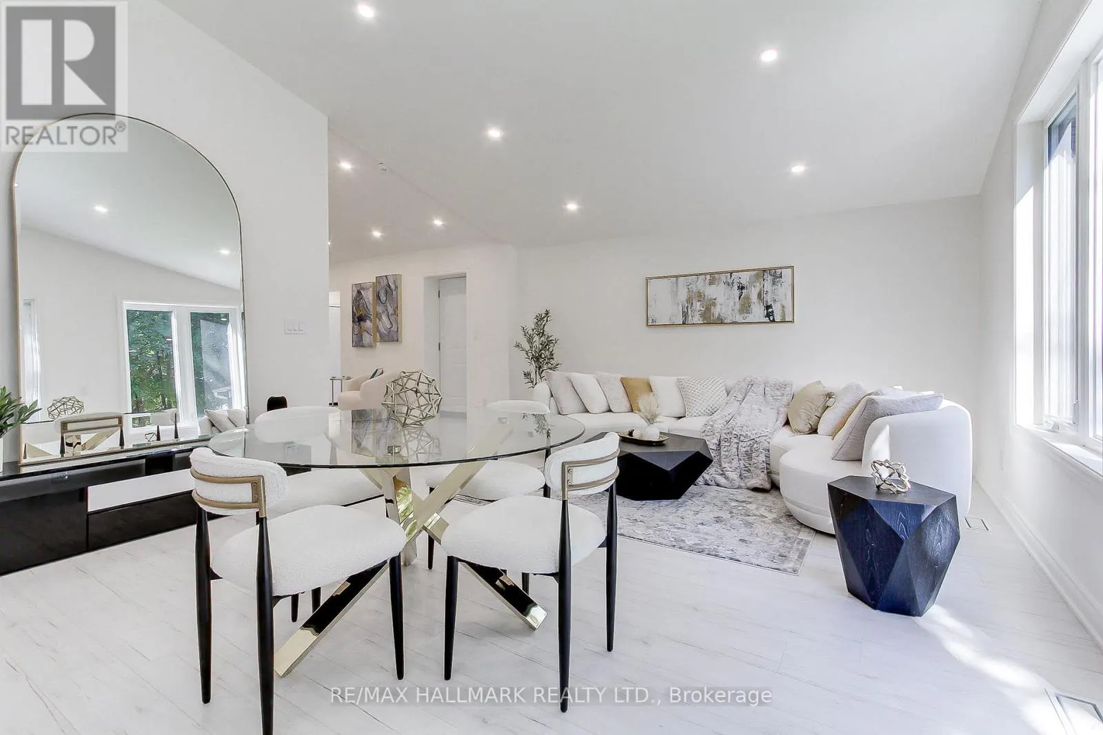 25 KNOWLES CRESCENT