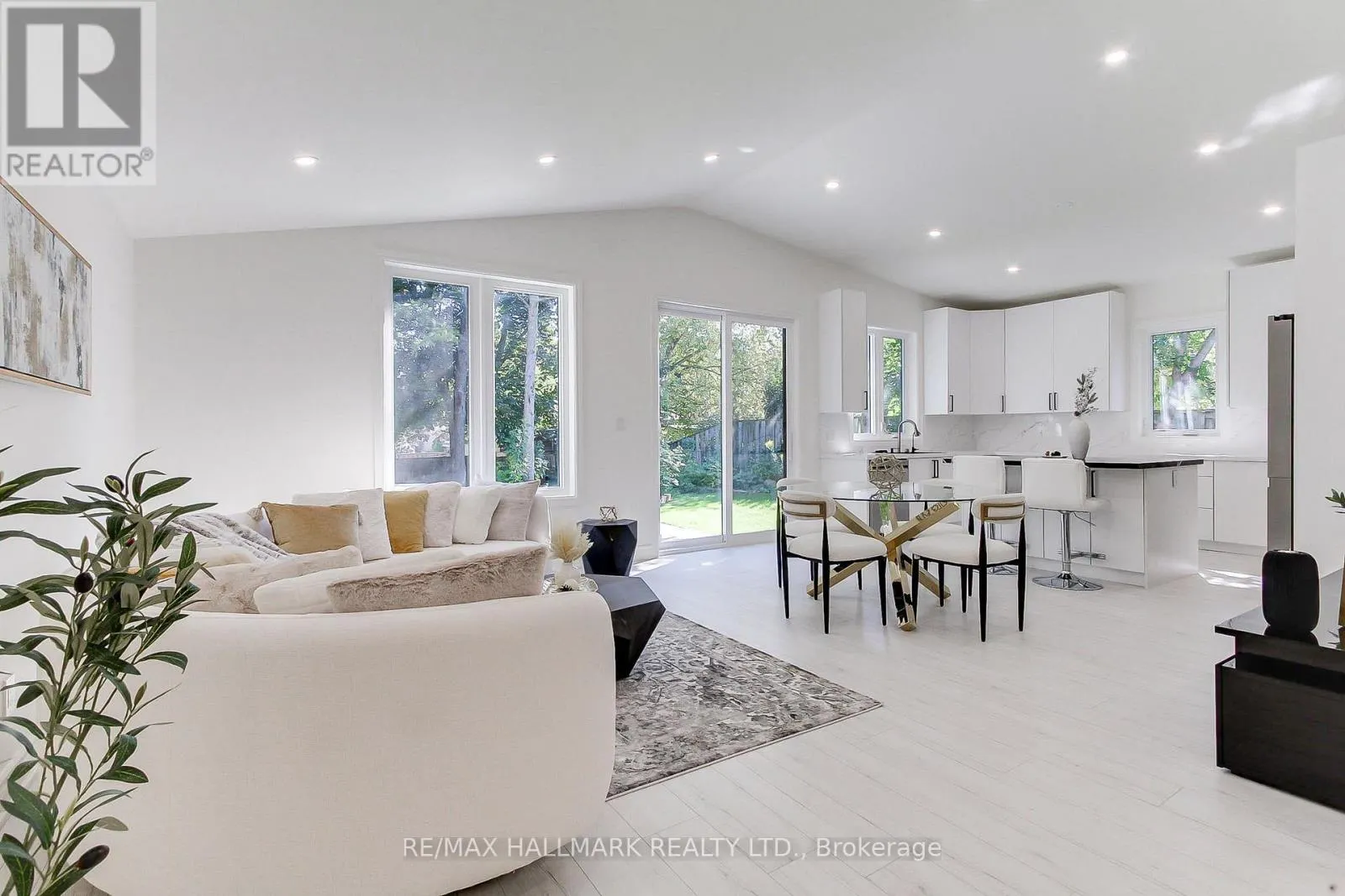 25 KNOWLES CRESCENT