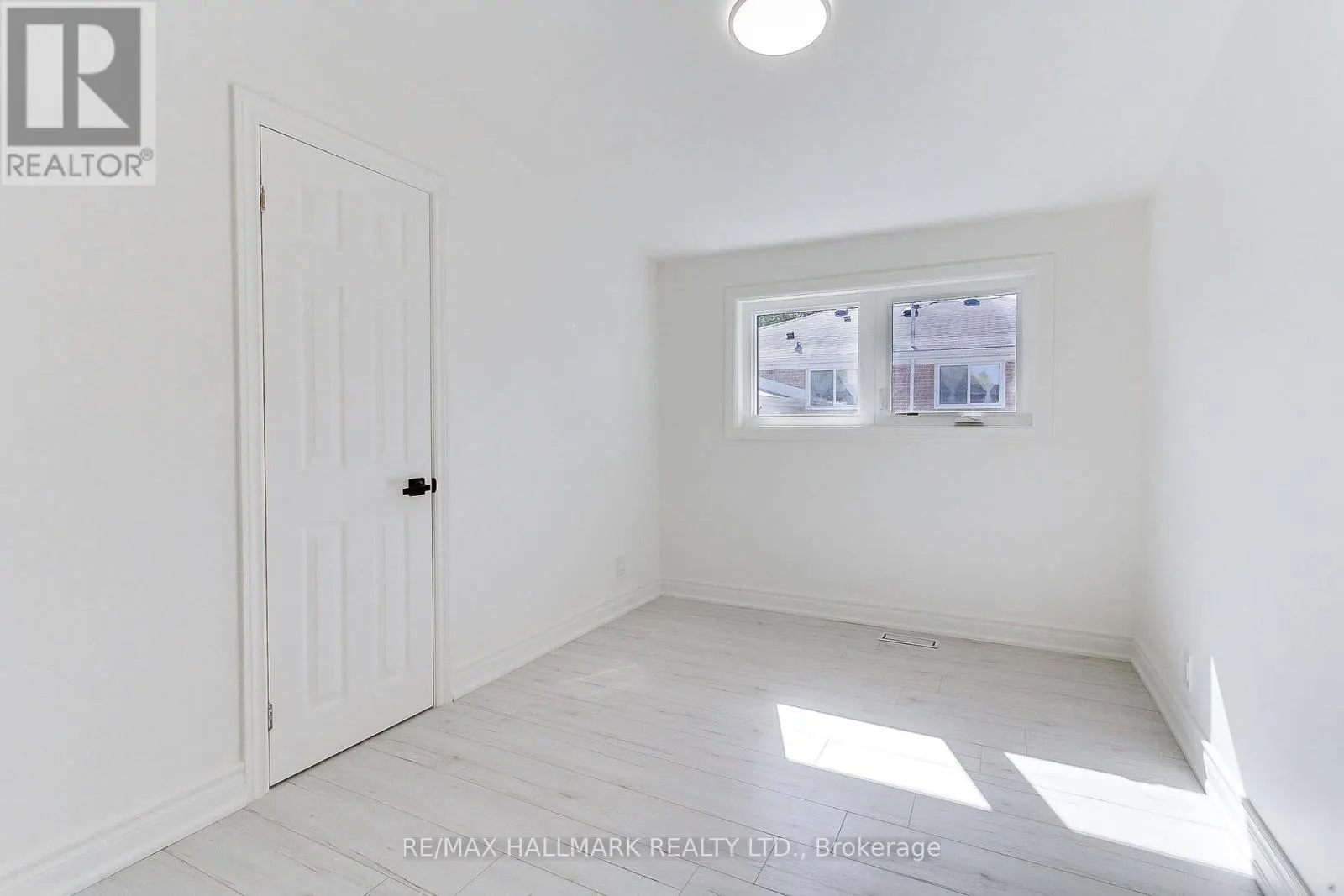 25 KNOWLES CRESCENT