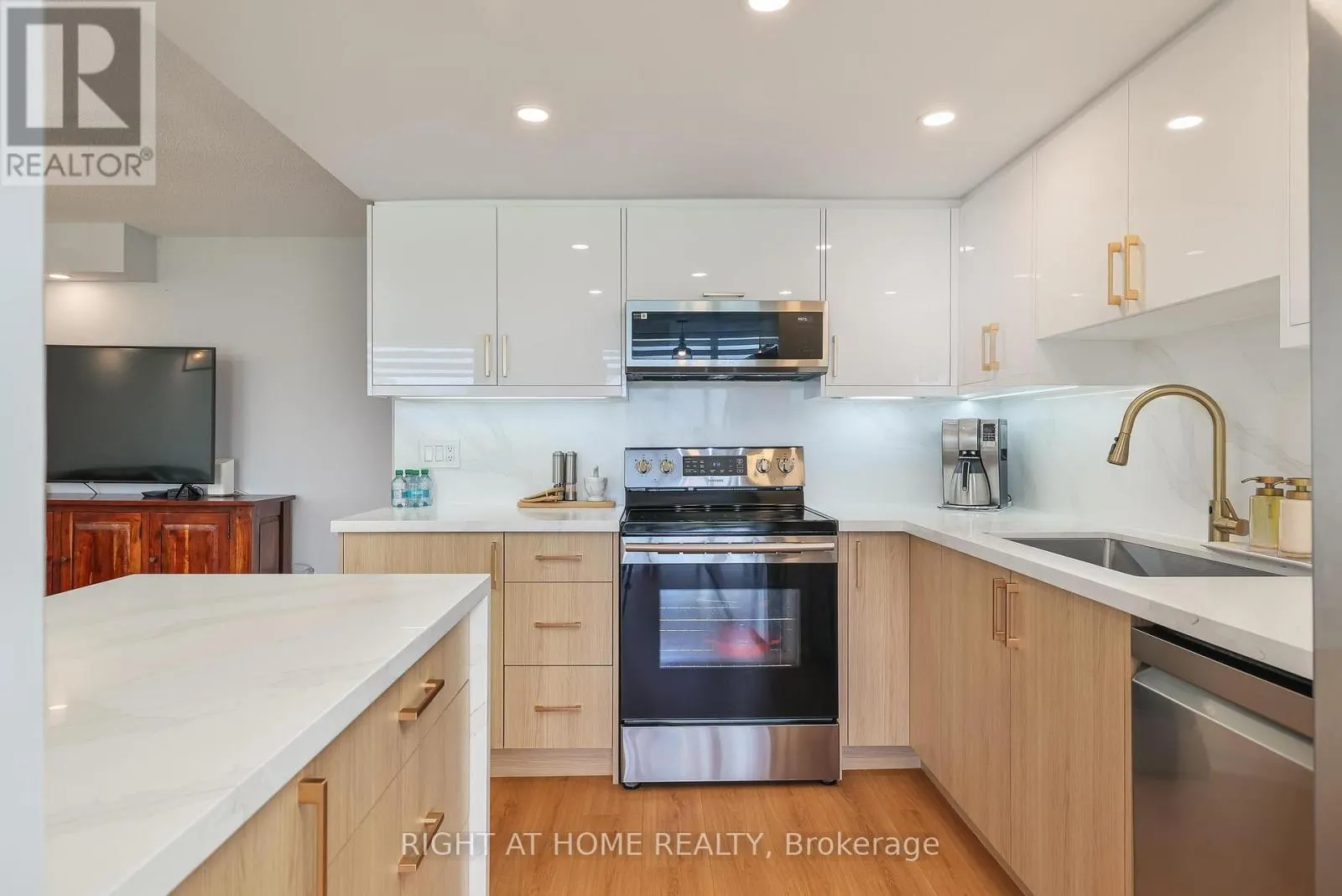 802 - 30 HARDING BOULEVARD W