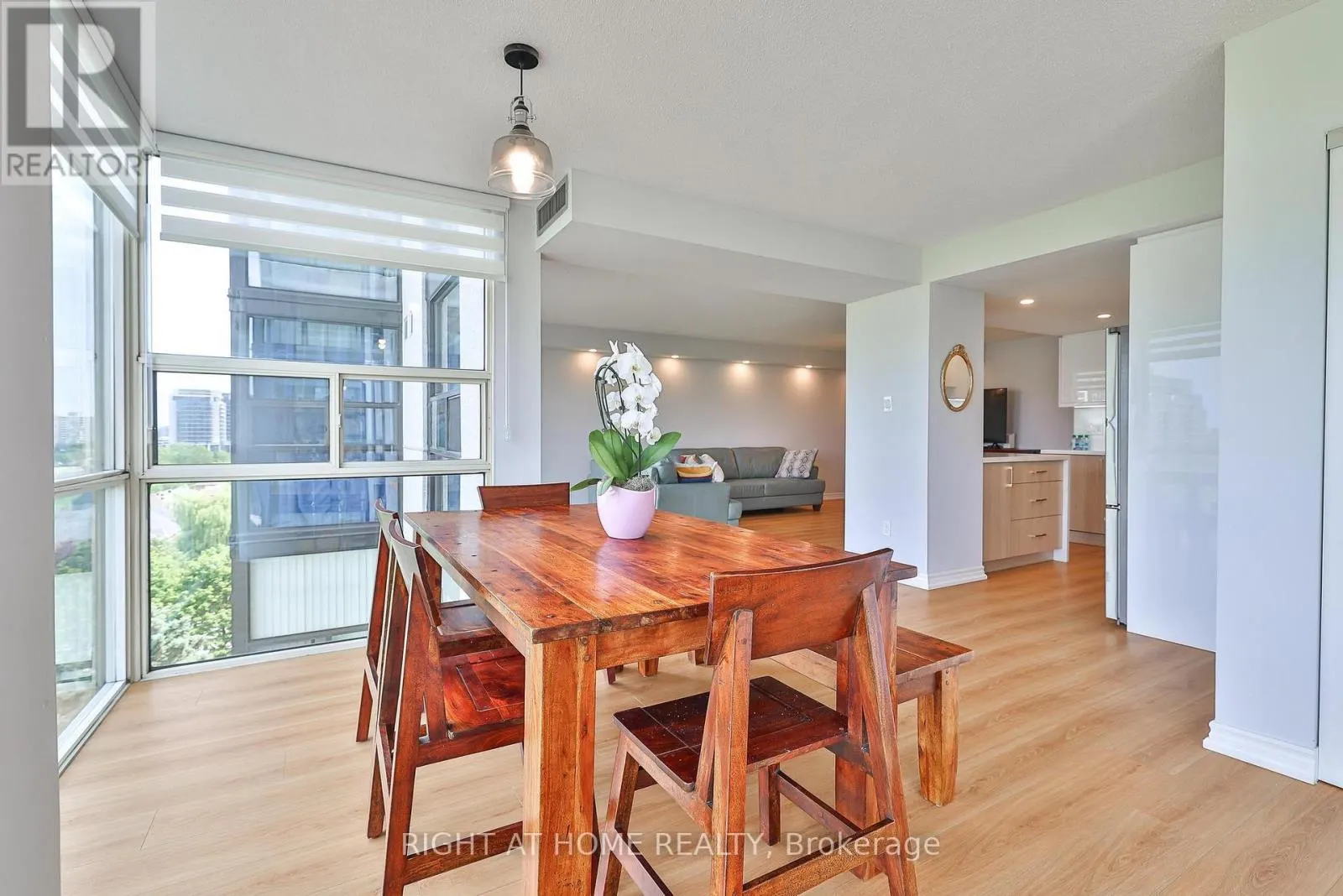 802 - 30 HARDING BOULEVARD W