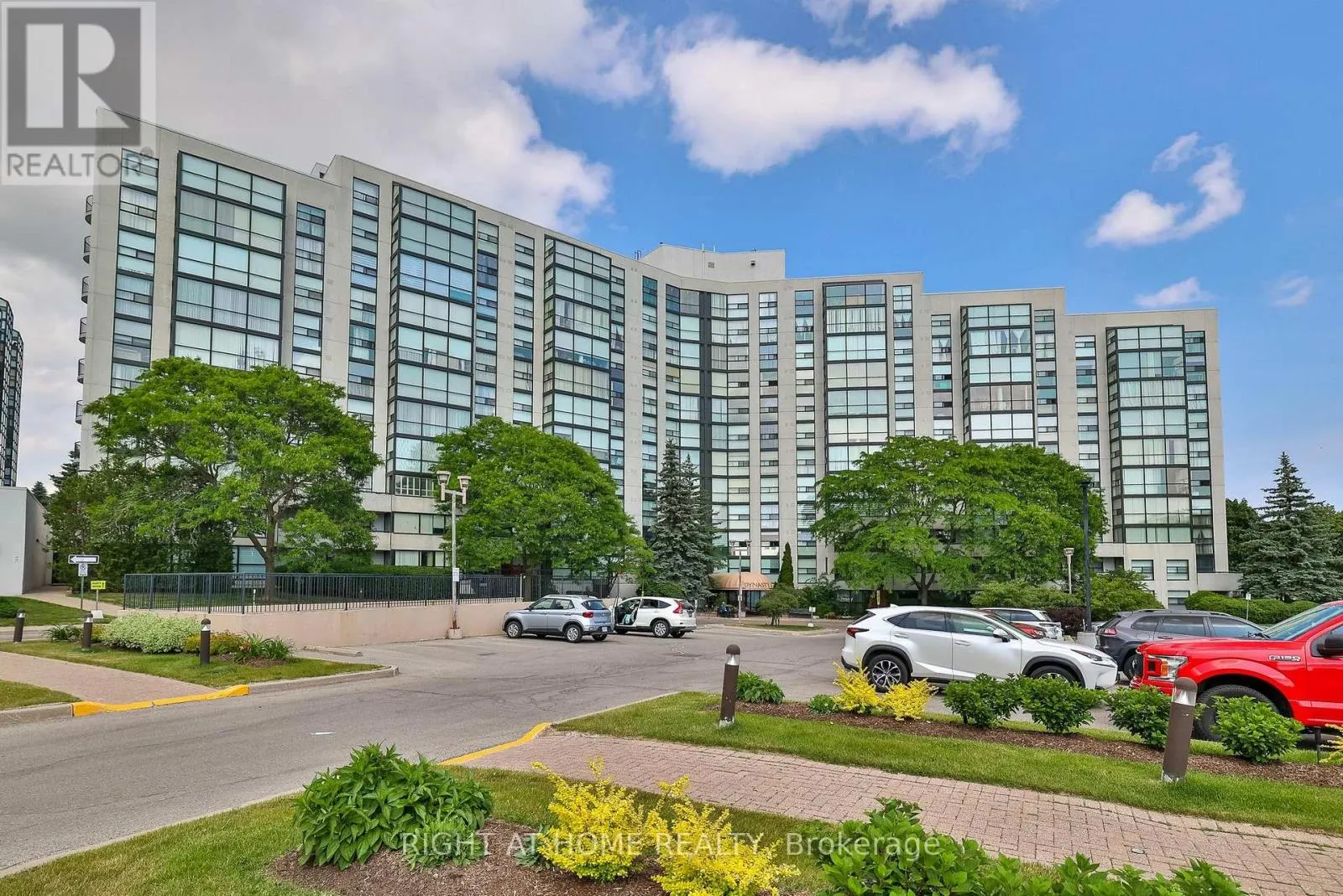 802 - 30 HARDING BOULEVARD W