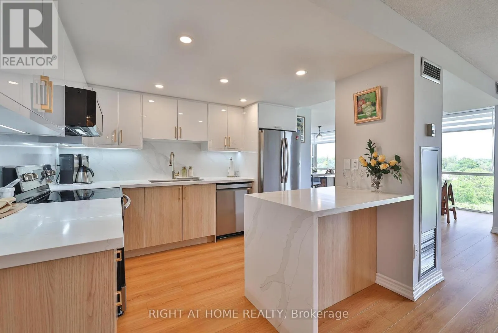 802 - 30 HARDING BOULEVARD W