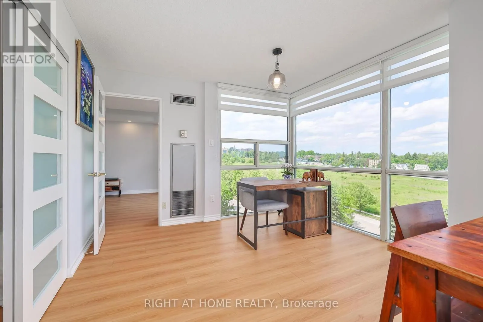 802 - 30 HARDING BOULEVARD W