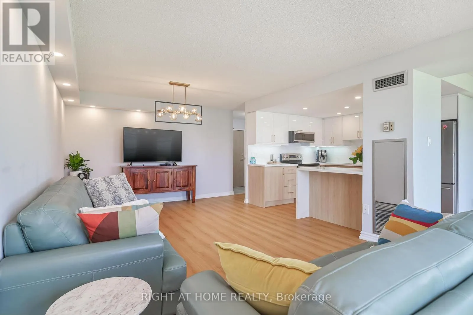 802 - 30 HARDING BOULEVARD W
