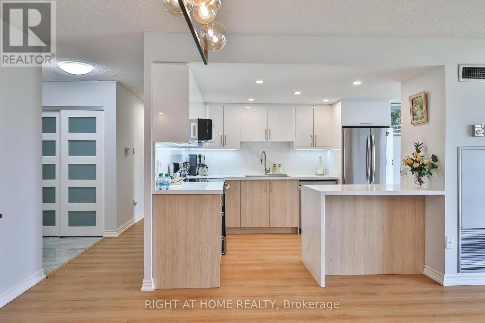 802 - 30 HARDING BOULEVARD W