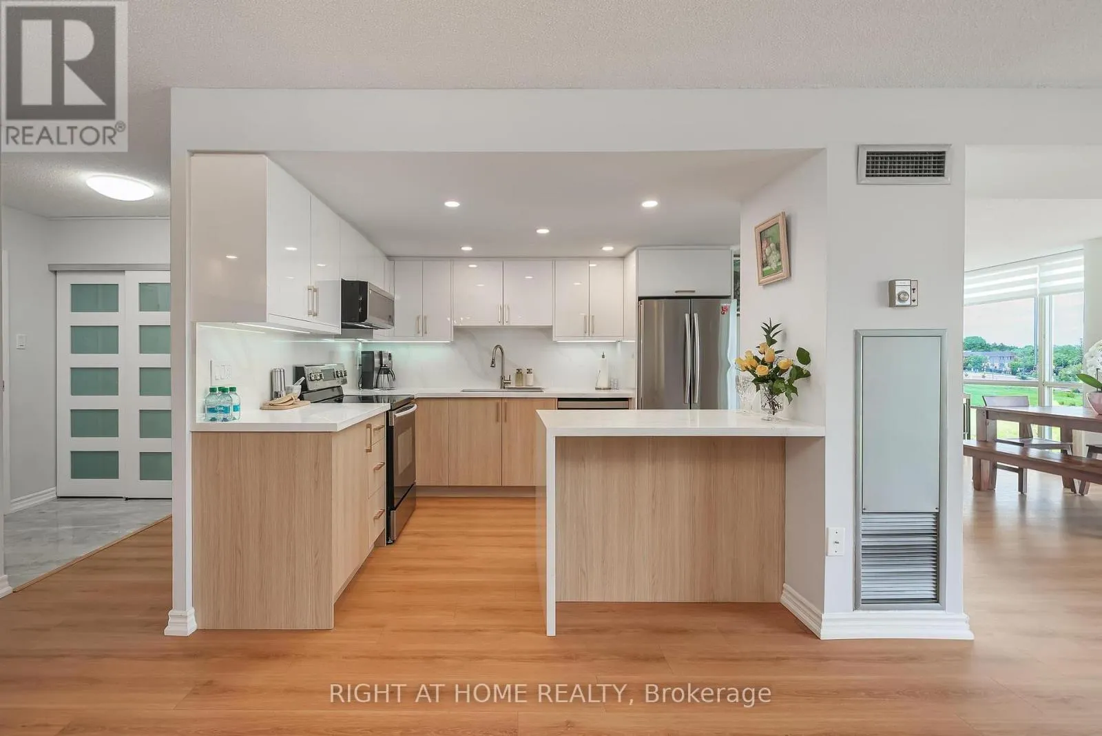 802 - 30 HARDING BOULEVARD W