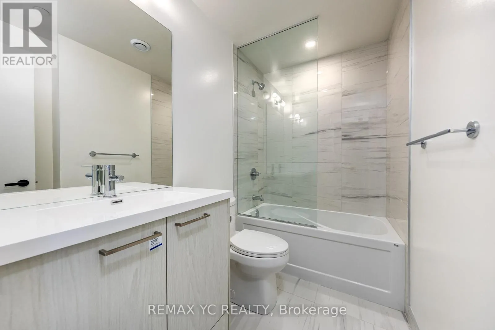 3915 - 28 INTERCHANGE WAY
