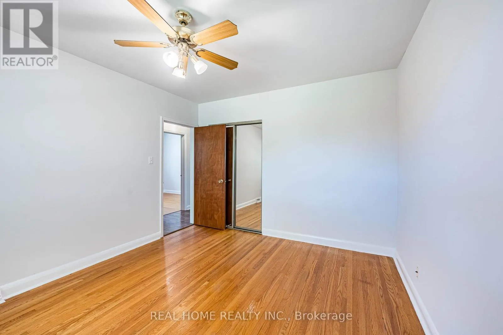 MAIN FLOOR - 401 FERNLEIGH CIRCLE S
