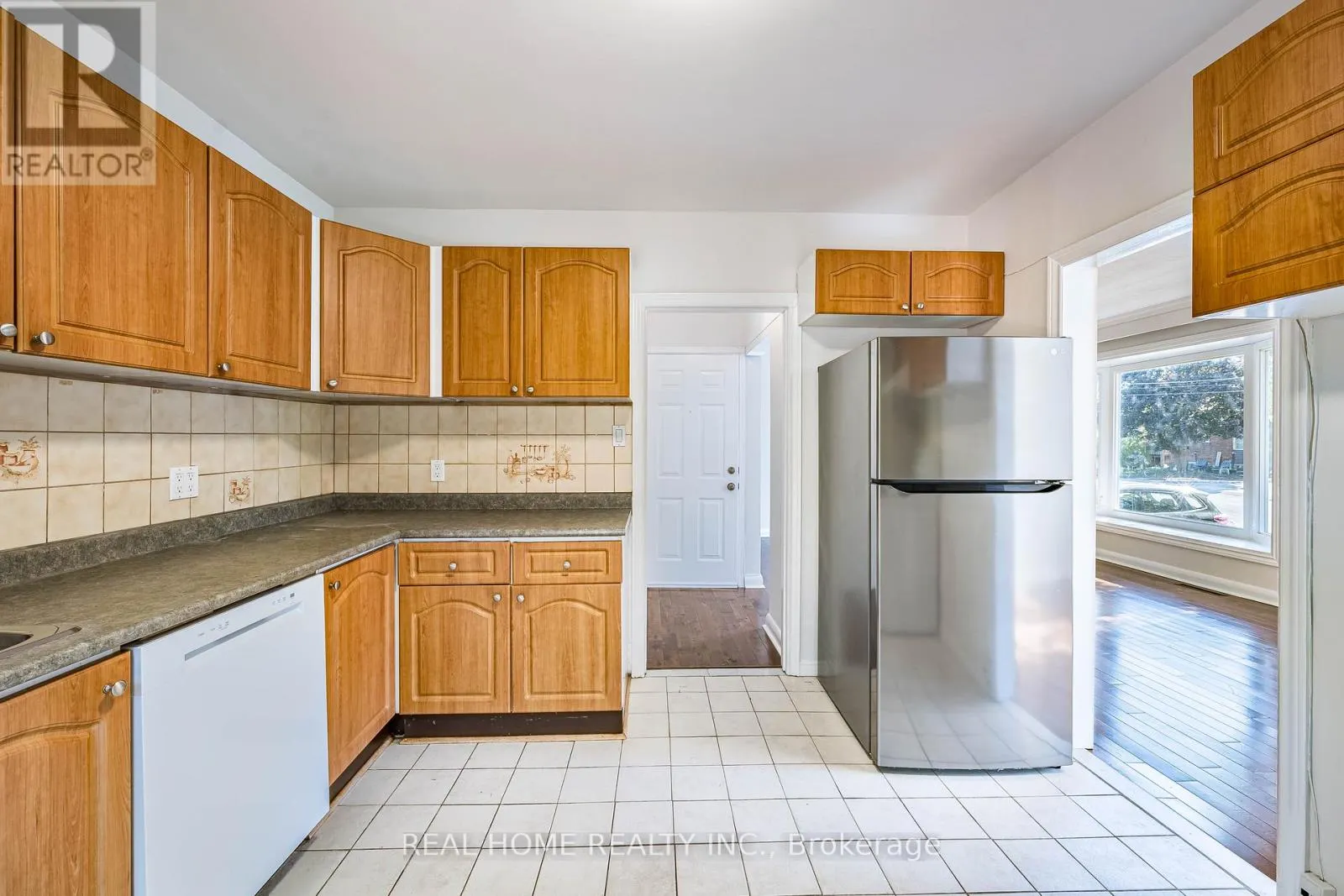 MAIN FLOOR - 401 FERNLEIGH CIRCLE S