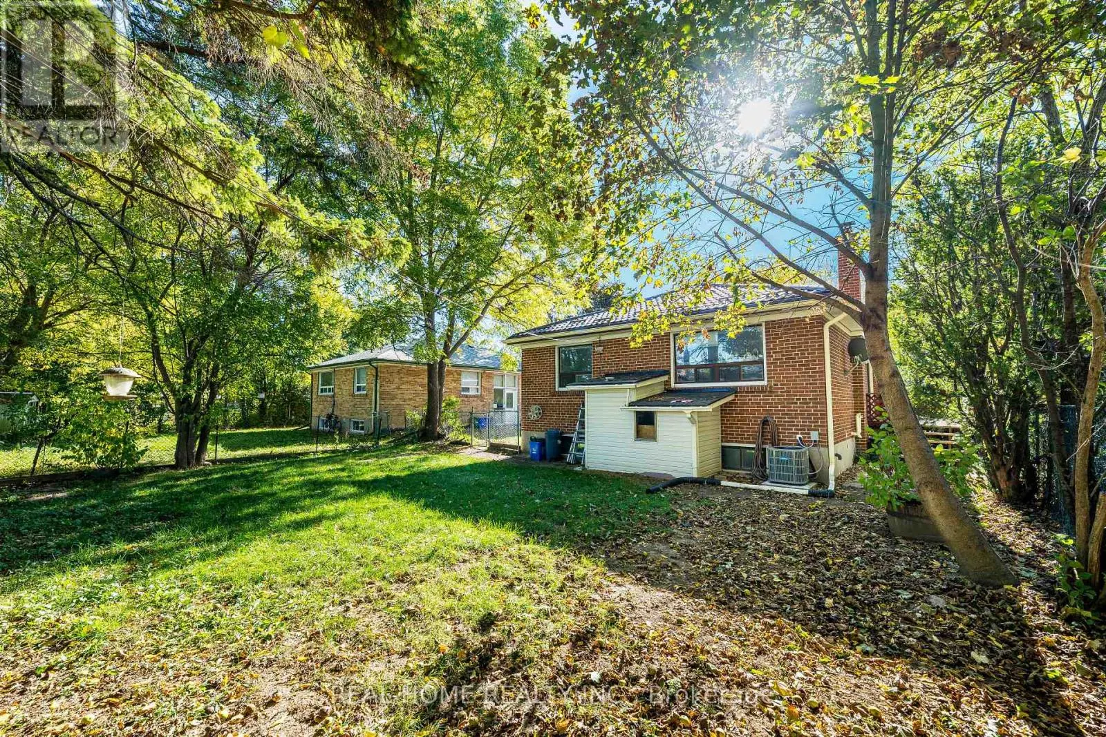 MAIN FLOOR - 401 FERNLEIGH CIRCLE S