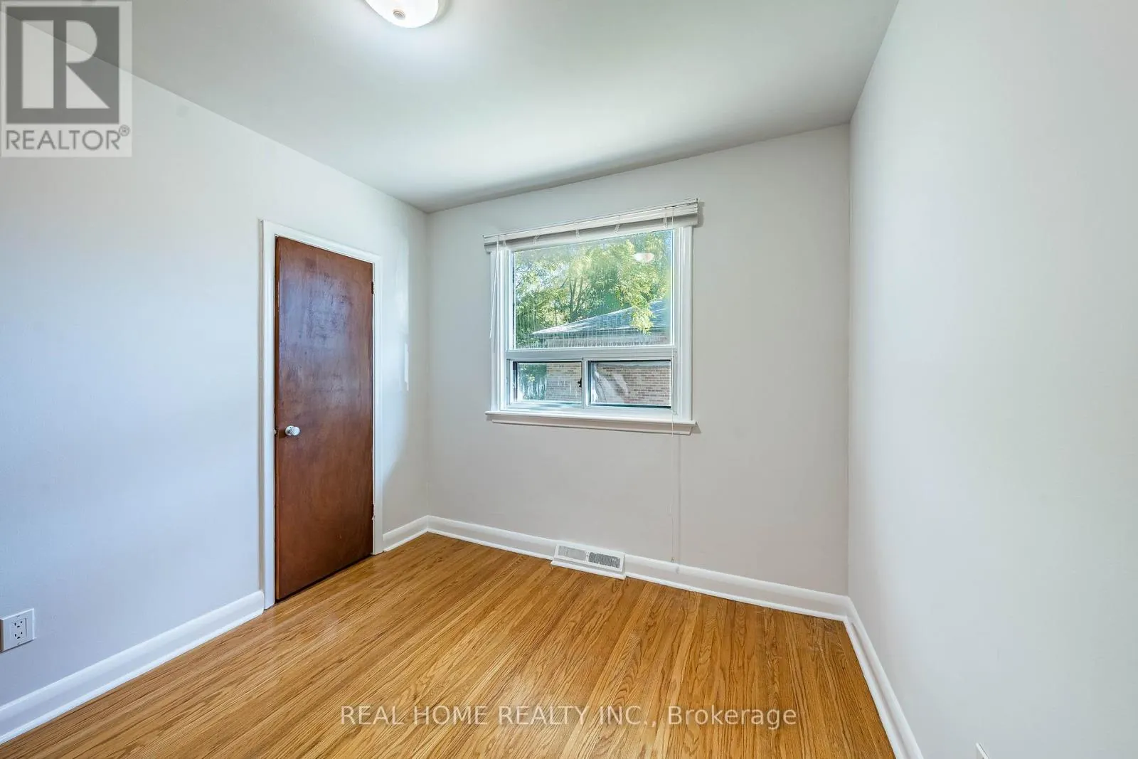 MAIN FLOOR - 401 FERNLEIGH CIRCLE S