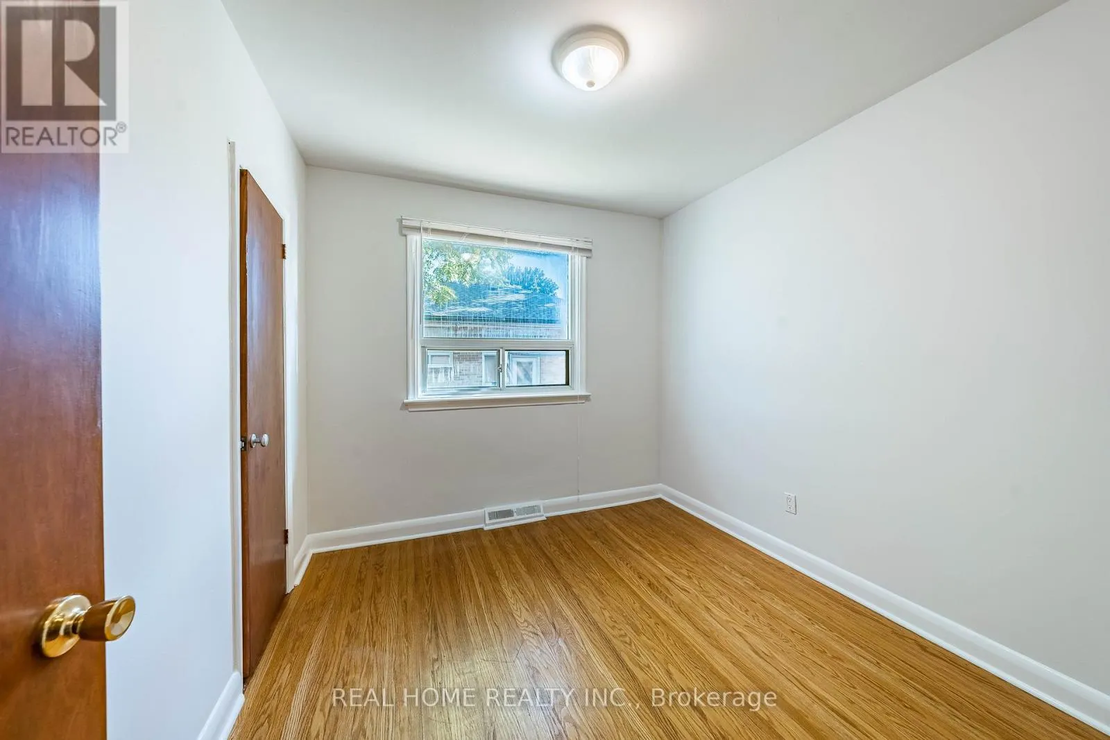 MAIN FLOOR - 401 FERNLEIGH CIRCLE S