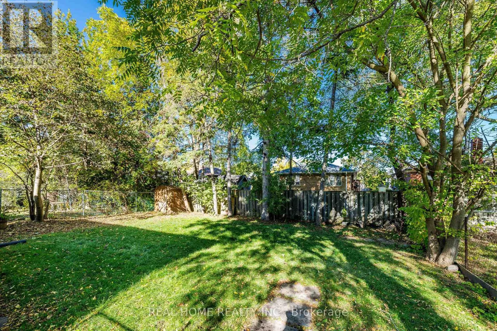 MAIN FLOOR - 401 FERNLEIGH CIRCLE S